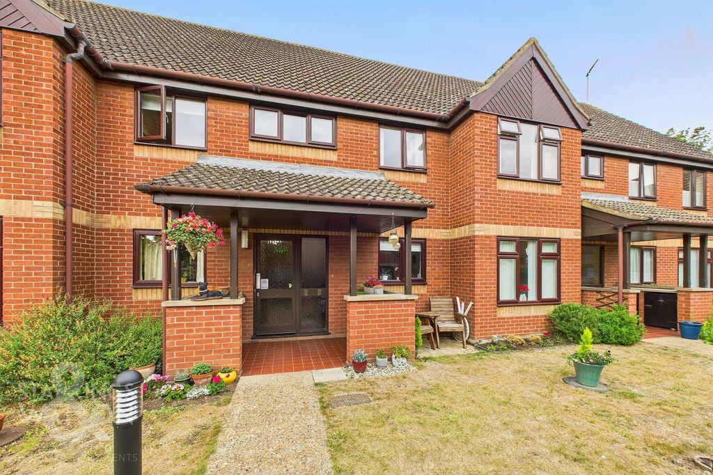 2 bed flat for saleParkside Court, Diss IP22 photo 4