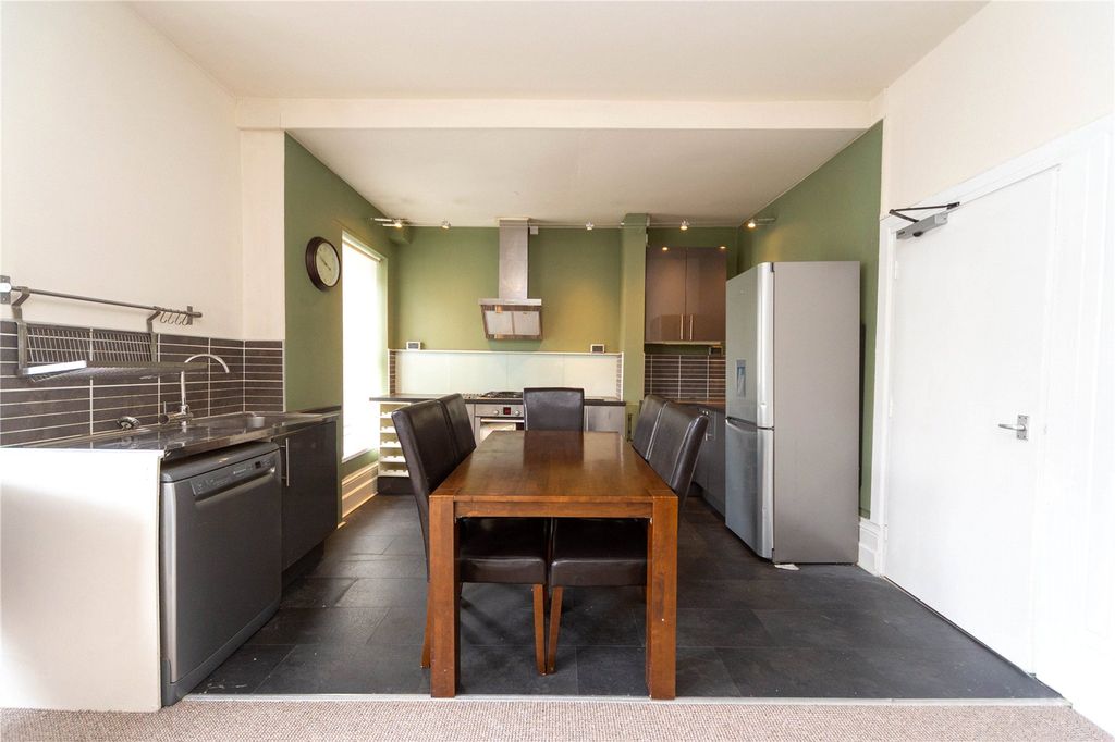 Additional image 5 of 1 bed flat to rentHickman Road, Penarth, Penarth CF64