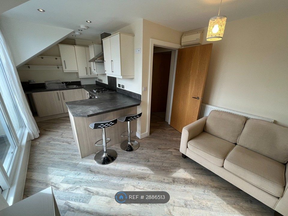 2 bed flat to rentY Bae, Bangor LL57 photo 2