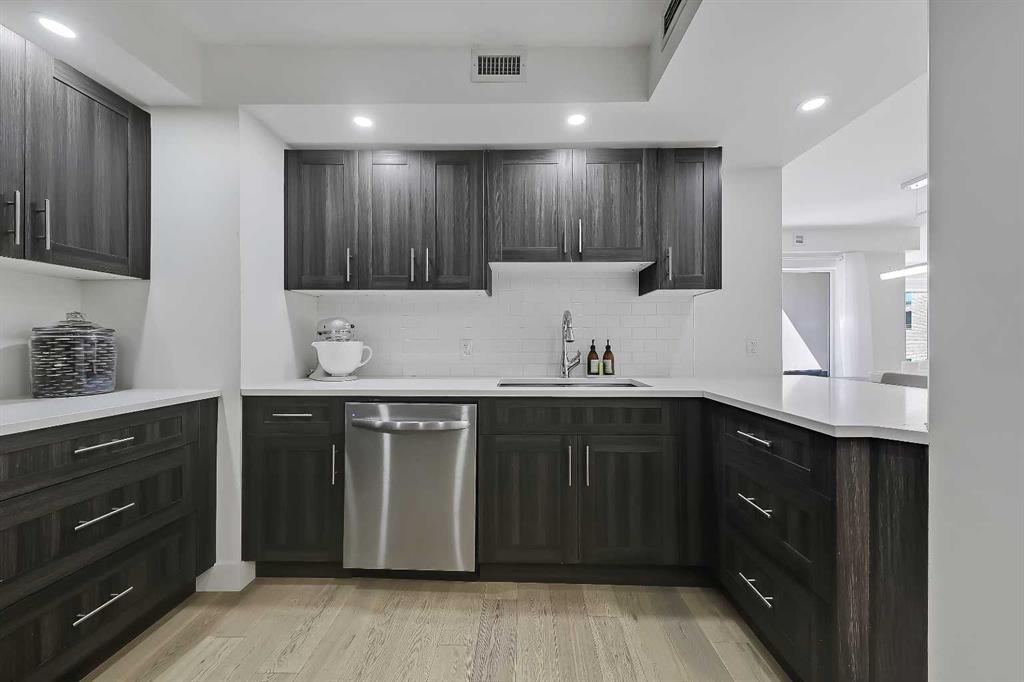 Additional image 4 of 902-200 La Caille Place SW, Calgary, AB, T2P 5E2