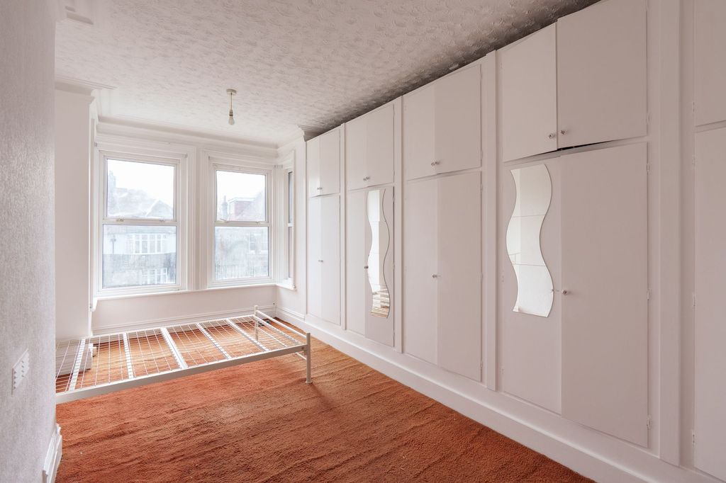 Additional image 5 of 6 bed flat to rentWilbury Crescent, Hove BN3