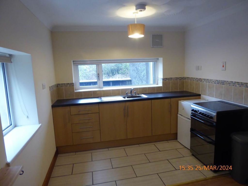 2 bed flat to rentCarmarthen, Carmarthenshire SA32