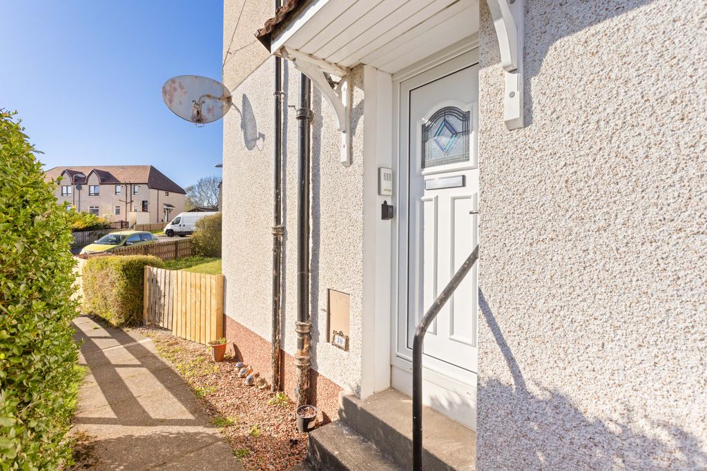 2 bed flat to rentRiddochill Crescent, Blackburn, West Lothian EH47 photo 2