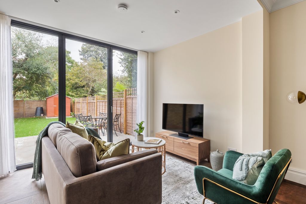 Additional image 2 of 2 bed flat to rentBurlington Avenue, Kew TW9