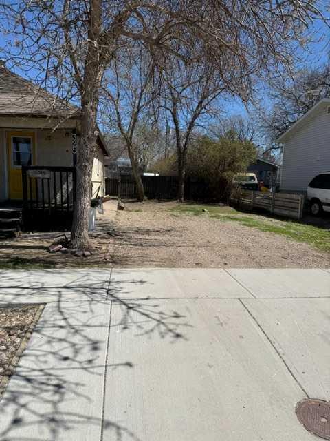 Additional image 3 of 325 4 Street SE, Redcliff, AB, T0J 2P0