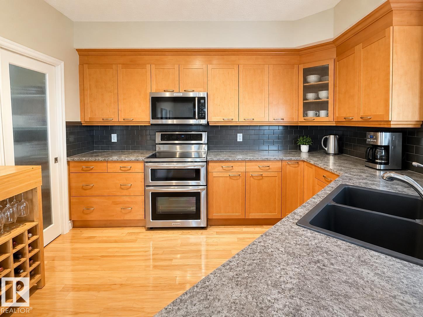 Additional image 4 of 301-9803 96a Street NW, Edmonton, AB, T6A4A5