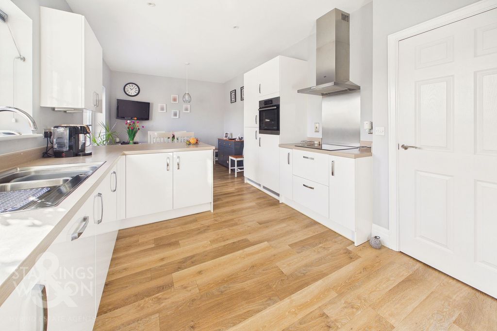 4 bed detached house for saleOak Avenue, Loddon, Norwich NR14