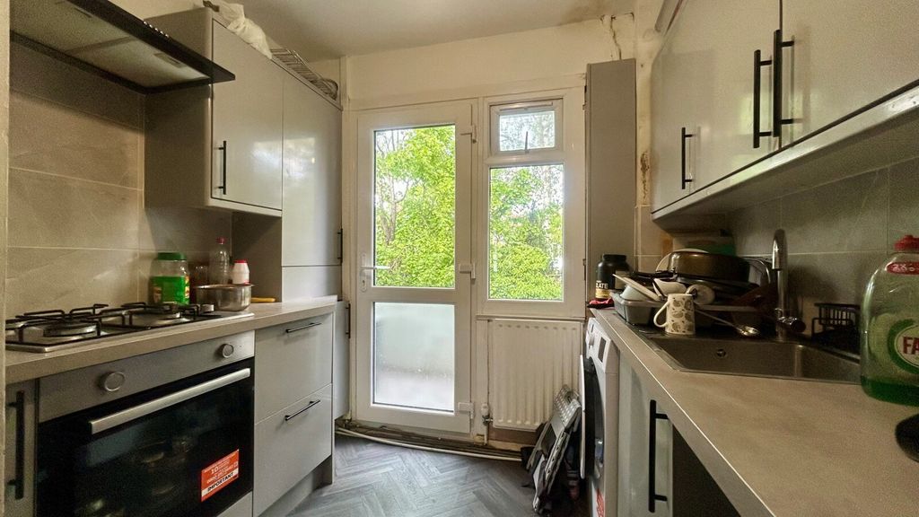 Additional image 3 of 4 bed maisonette to rentBath Road, Reading, Berkshire RG1