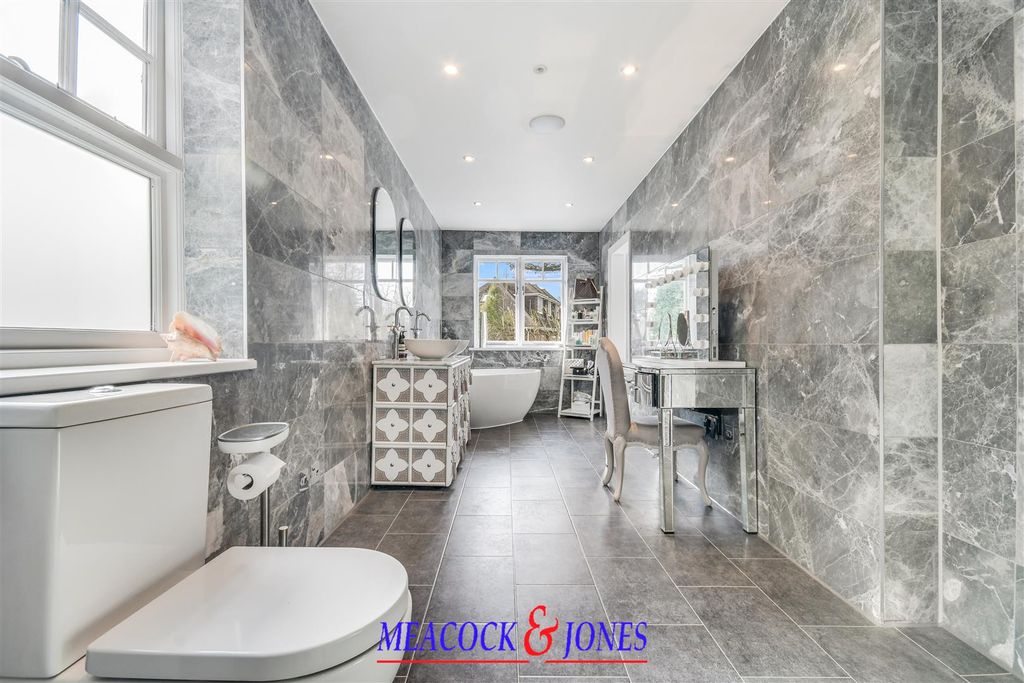 Additional image 15 of 5 bed detached house to rentRoundwood Avenue, Hutton Mount, Brentwood CM13