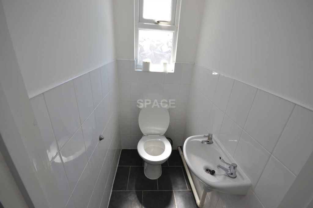 Additional image 11 of 6 bed terraced house to rentBishops Road, Reading, Berkshire RG6