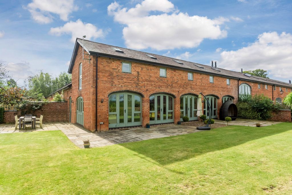 4 bed barn conversion to rentNetherstead Court, Morton Bagot B80 photo 2