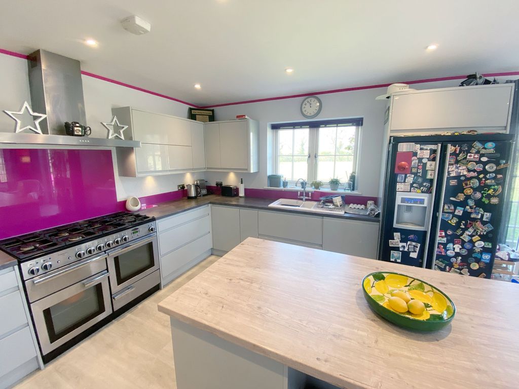 Additional image 2 of 4 bed semi-detached house to rentParkers Lane, Maidens Green RG42