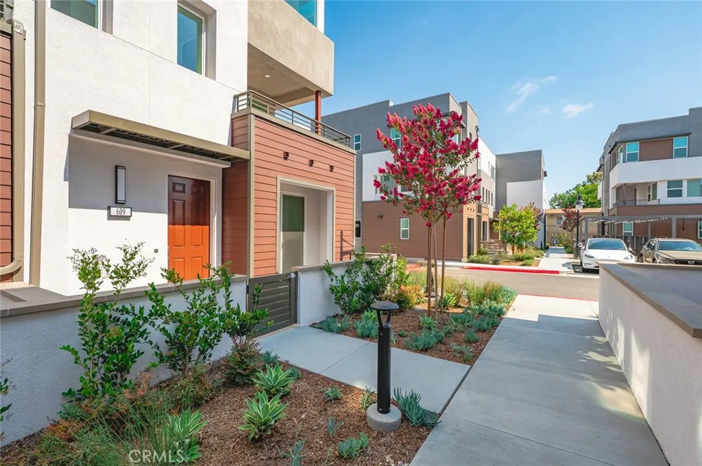 Additional image 2 of 609 S Lyon Street, Santa Ana, CA 92705