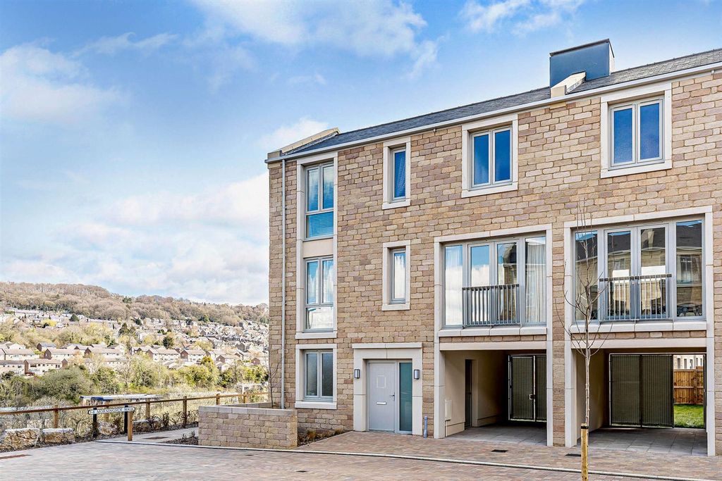 Additional image 2 of 4 bed town house to rentPark Crescent, Matlock Spa, Matlock DE4
