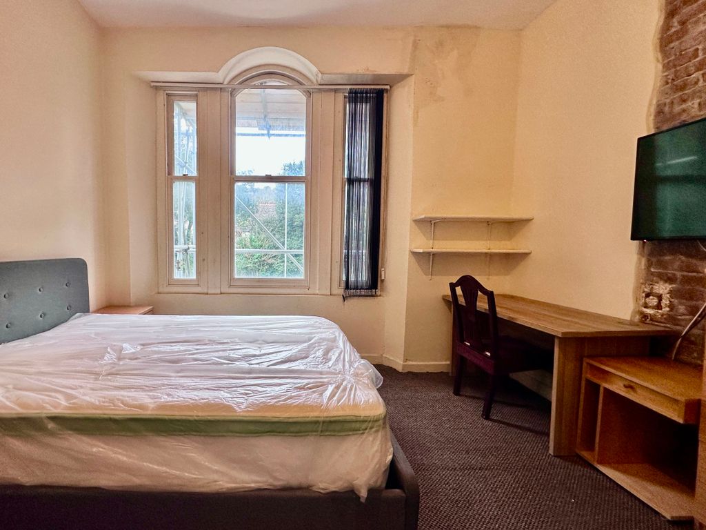 6 bed terraced house to rentWalter Road, Swansea SA1
