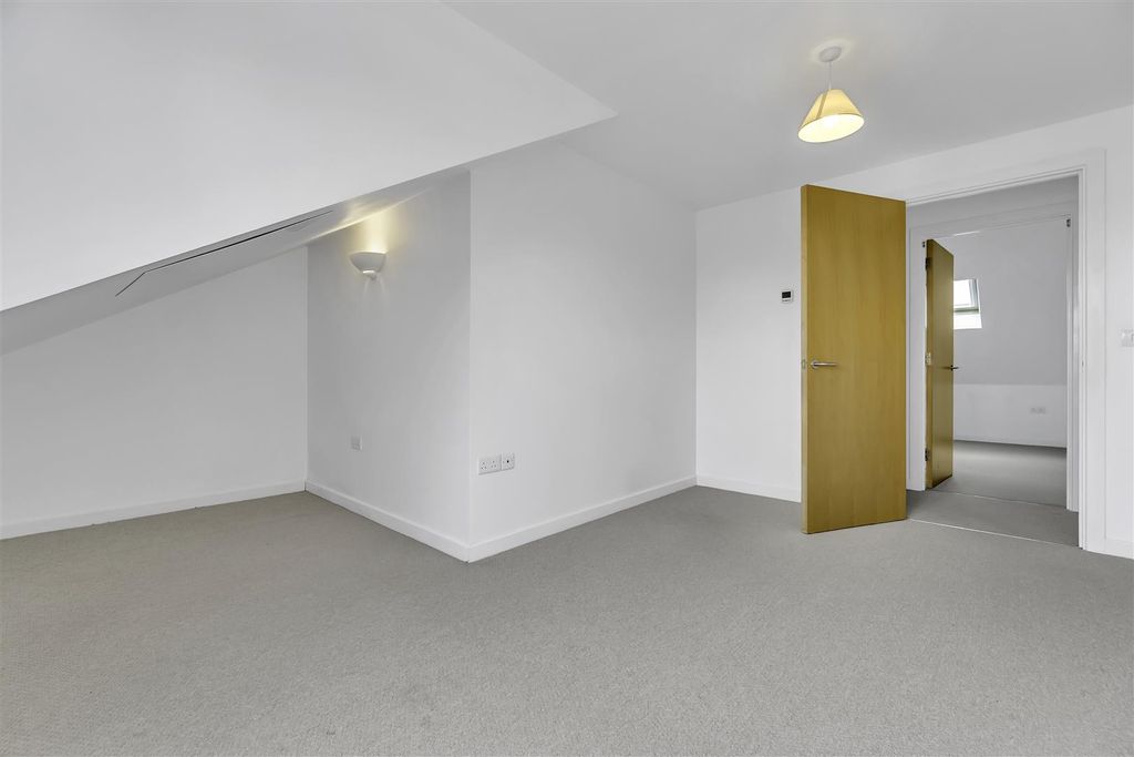 Additional image 16 of 5 bed property to rentSouthmead Road, Westbury-On-Trym, Bristol BS10
