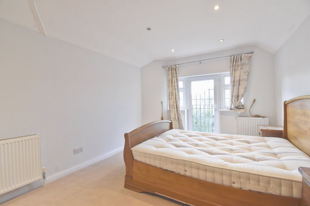 Additional image 6 of 4 bed semi-detached house to rentMolesey Road, Walton-On-Thames KT12