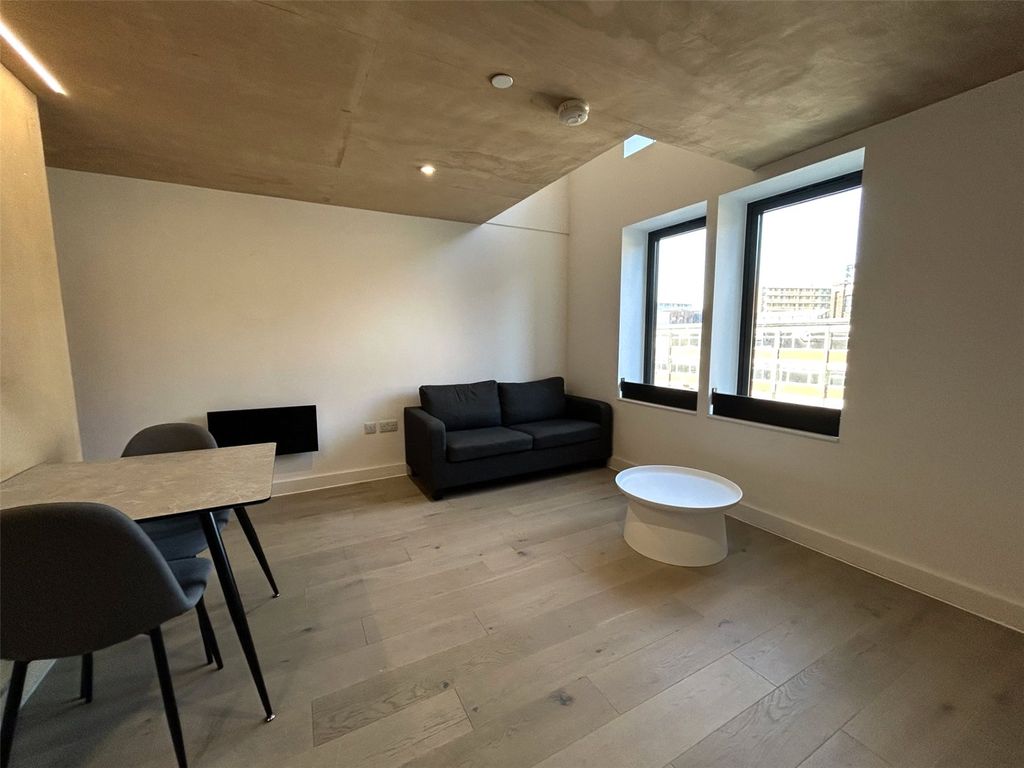 2 bed flat to rent7 Spinners Way, Manchester M15 photo 3