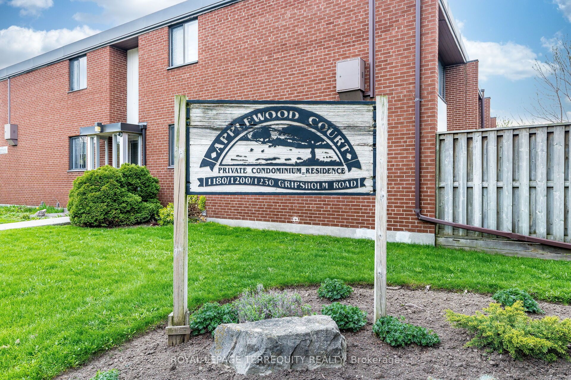 TH#15-1230 Gripsholm Road, Mississauga, ON, L4Y 2G9