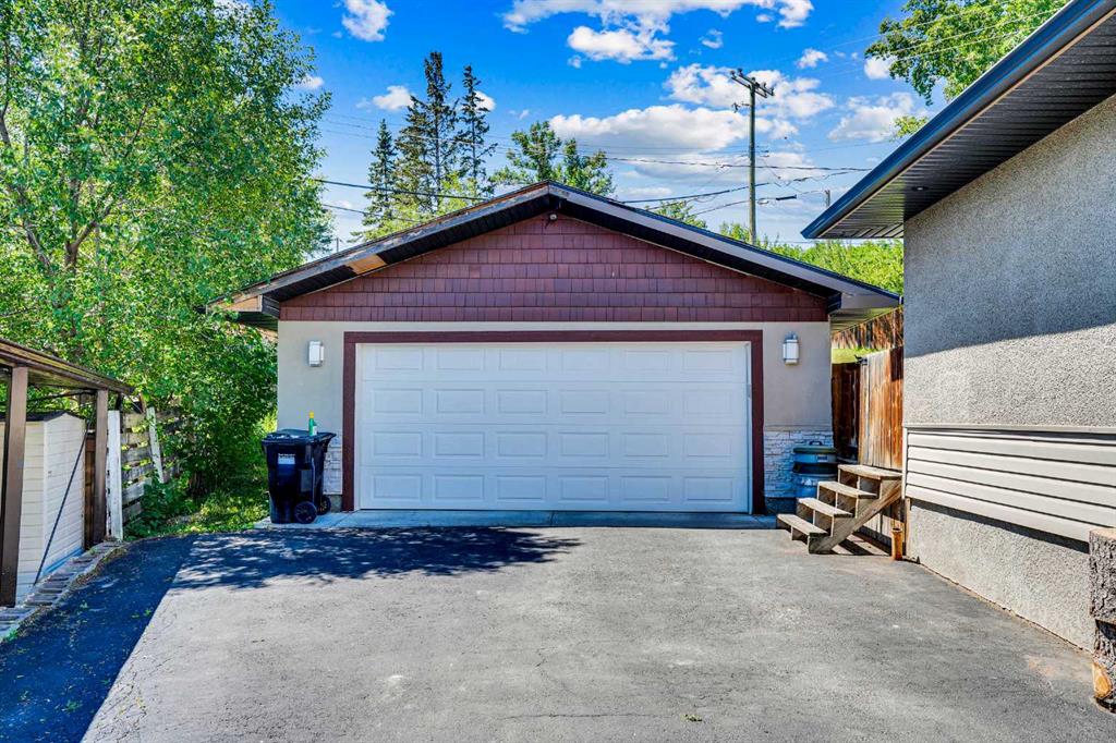 Additional image 3 of 52 Harrow Crescent SW, Calgary, AB, T2V 3A9