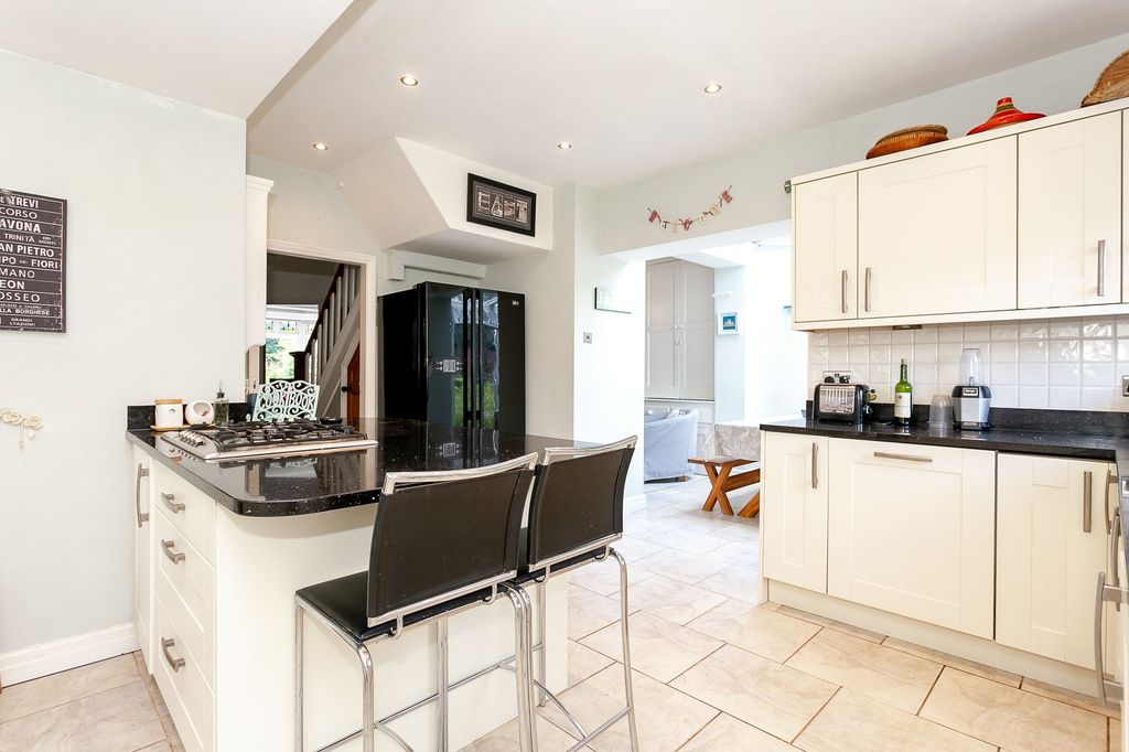 Additional image 5 of 4 bed semi-detached house to rentAlmsford Avenue, Harrogate HG2