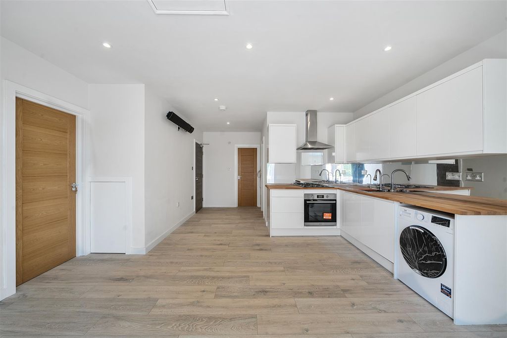 Additional image 11 of 2 bed flat to rentGunnersbury Avenue, London W5