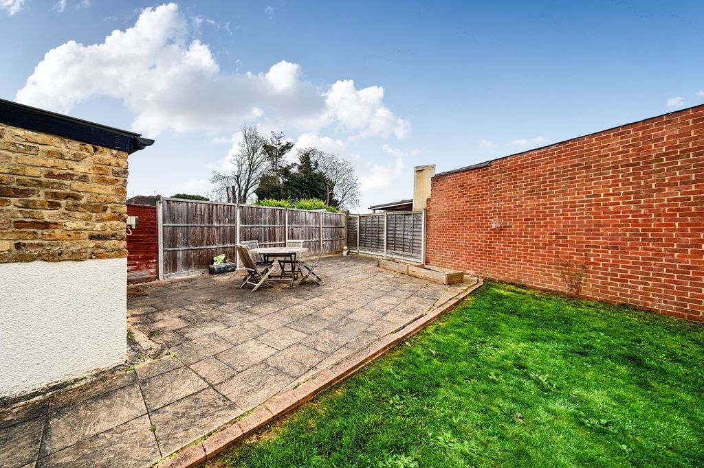 Additional image 16 of 3 bed semi-detached house for saleHurst Road, Near Burnham, Berkshire SL1