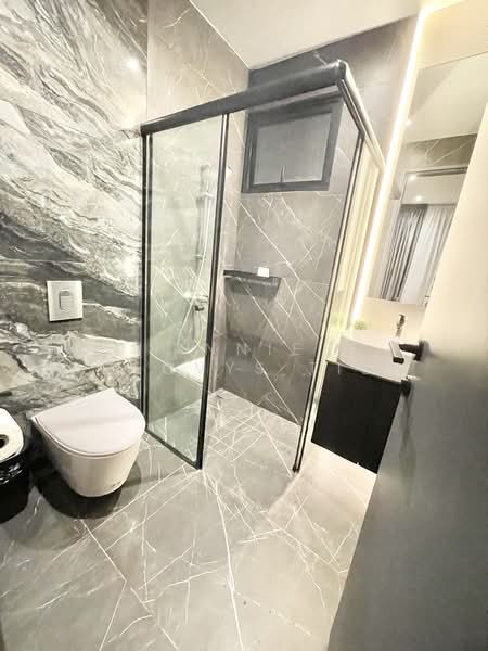 Kovan MRT spacious master bedroom with balcony! photo 4