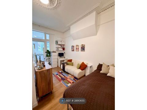 Ferme Park Road, London N4, Studio to rent