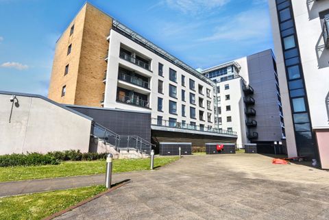 19 Duncansby House (3rd Floor Flat), Ferry Court, Cardiff CF11
