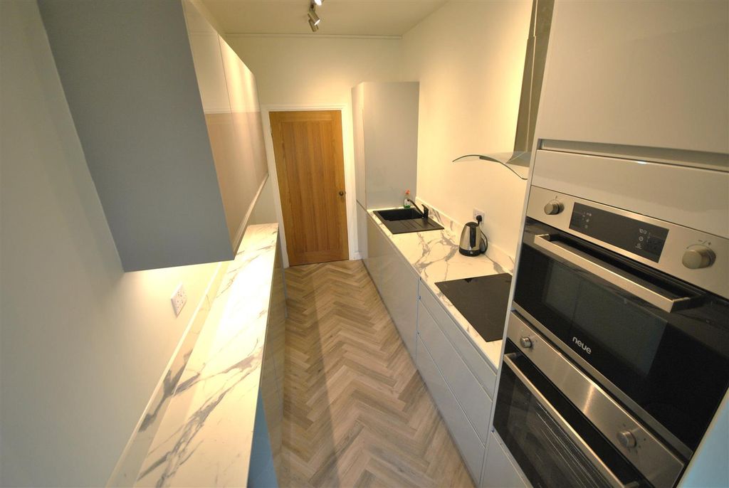Additional image 7 of 2 bed flat to rentThe Esplanade, Tenby SA70