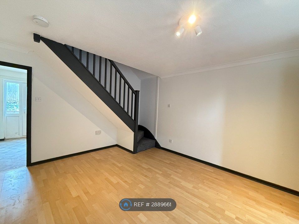 2 bed semi-detached house to rentSpires Walk, Barry CF63