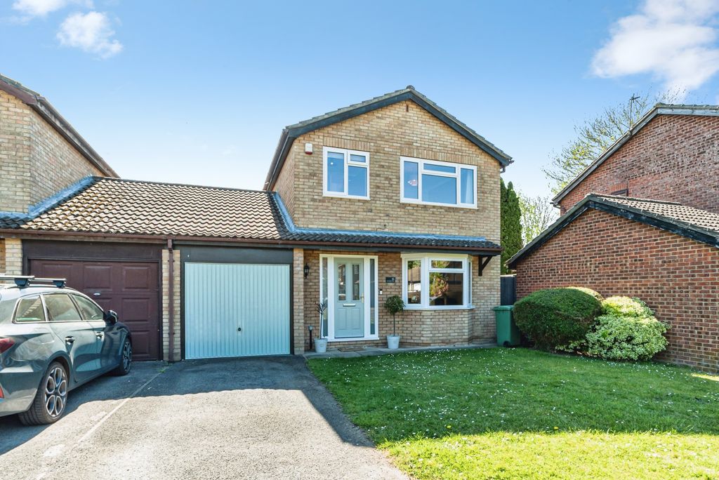 3 bed link detached house for saleConstable Close, Basingstoke RG21