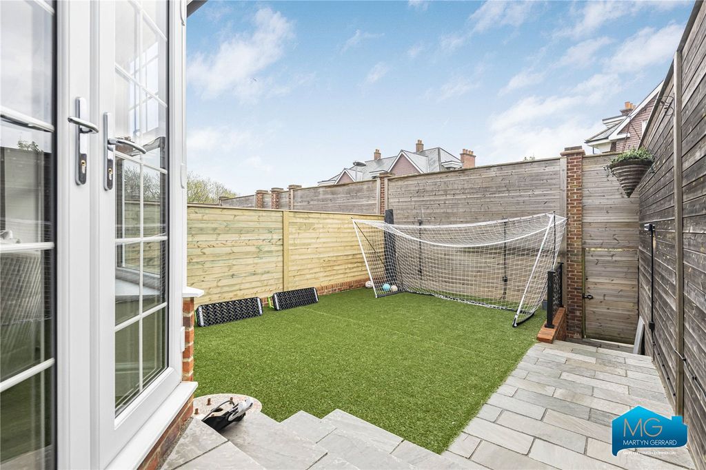 Additional image 36 of 4 bed semi-detached house to rentBunns Lane, Mill Hill, London NW7