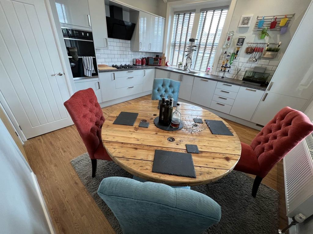3 bed flat to rentPetticoat Lane, Dilton Marsh, Nr Westbury BA13