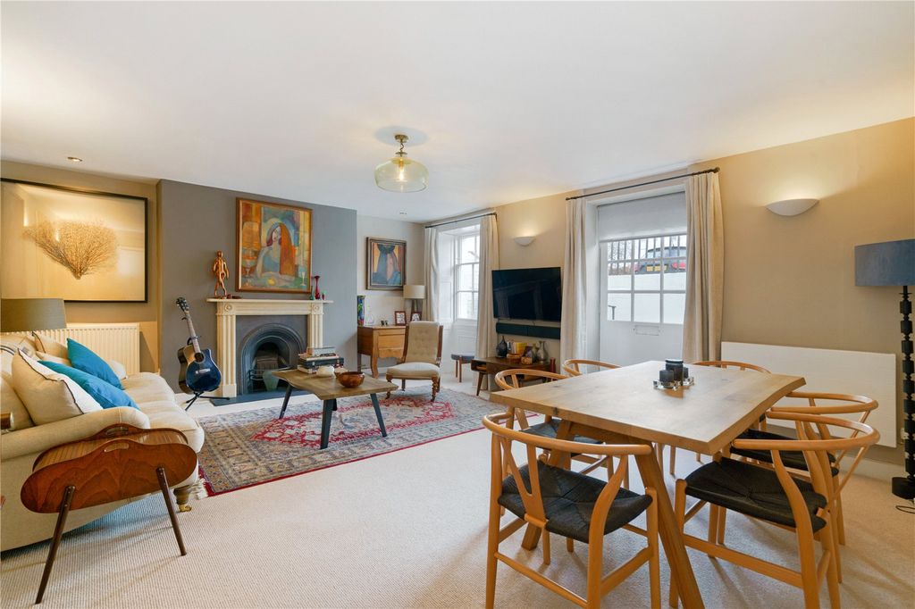 Additional image 3 of 2 bed flat to rentRoyal Crescent, Cheltenham, Gloucestershire GL50