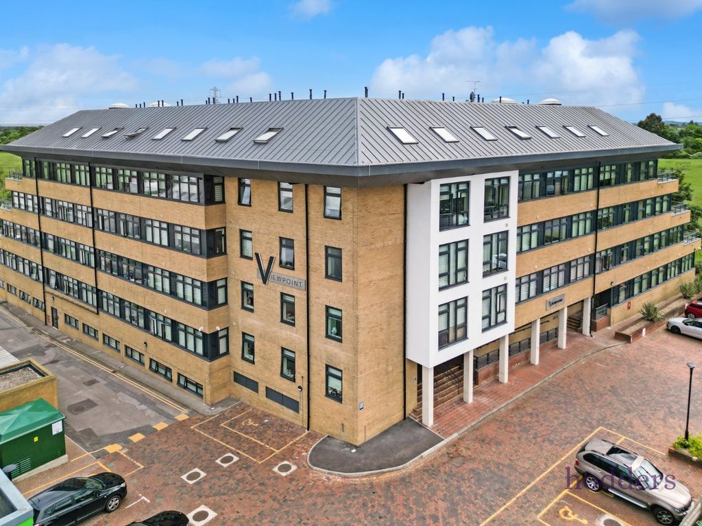 2 bed flat to rentLondon Road, Staines-Upon-Thames, Surrey TW18