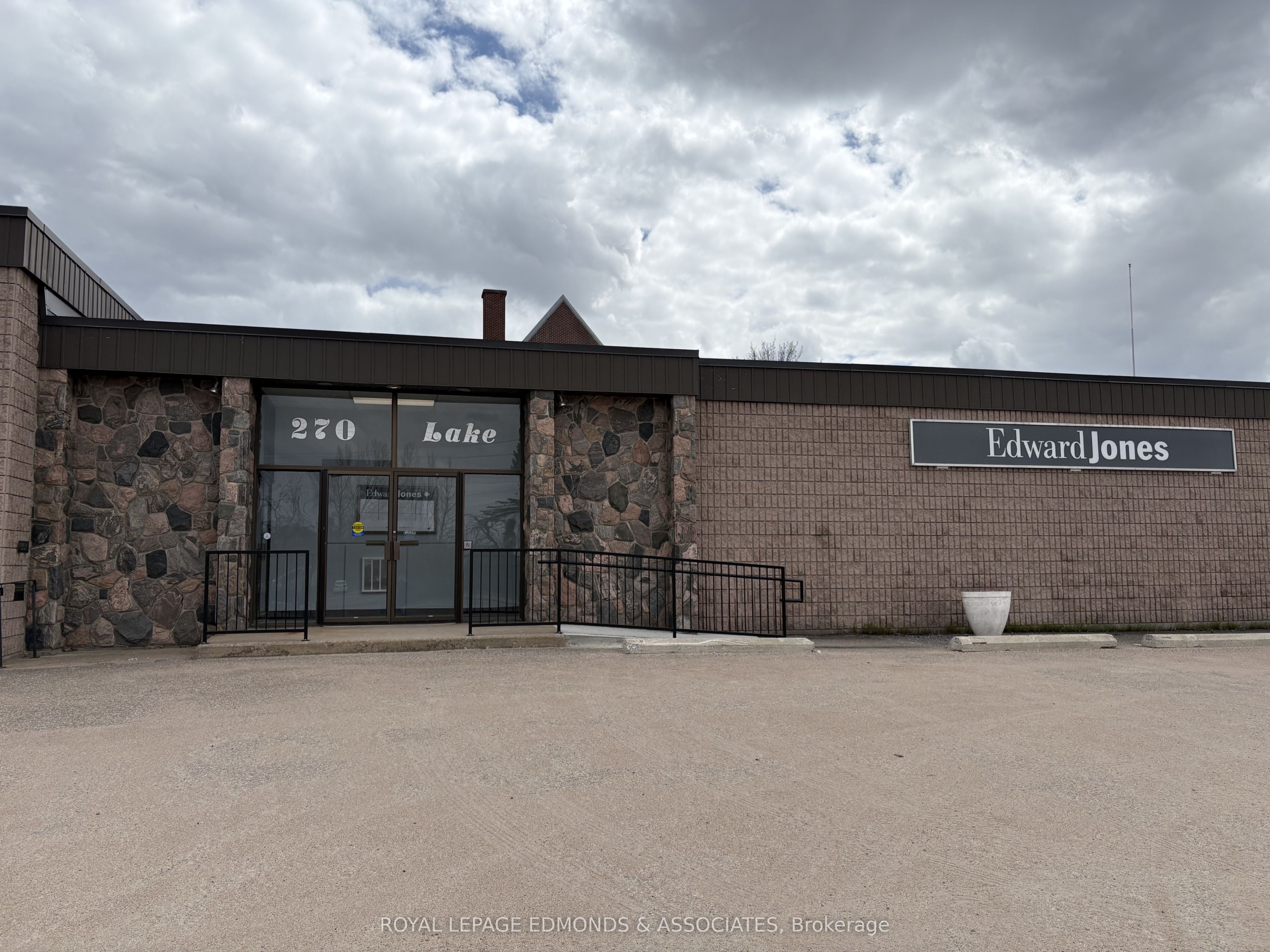 A,B-270 Lake Street, Pembroke, ON, K8A 7Y9
