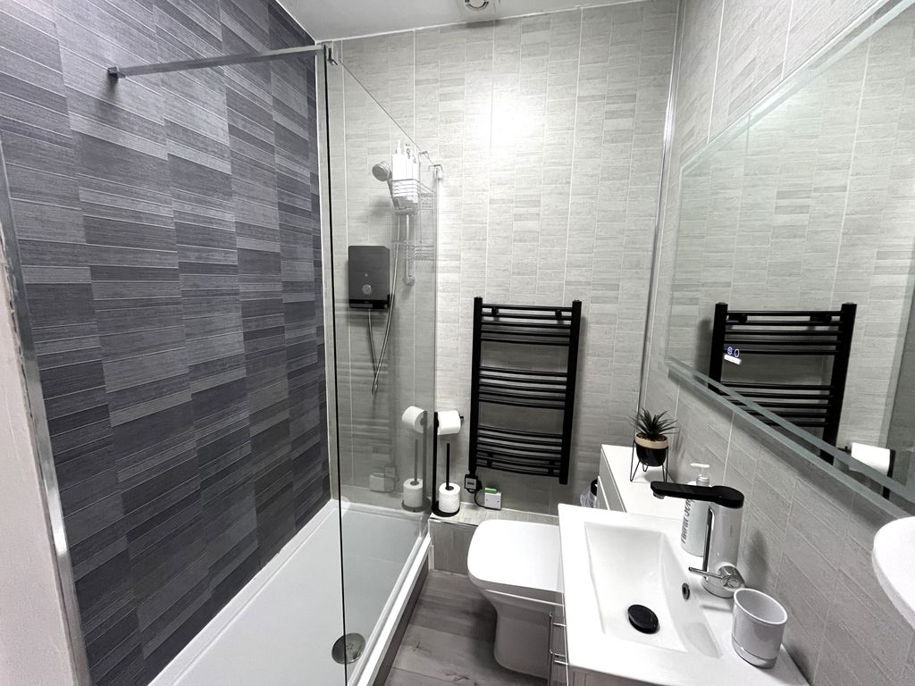 Additional image 5 of 1 bed property to rentCo-Op Lane, Pembroke Dock SA72