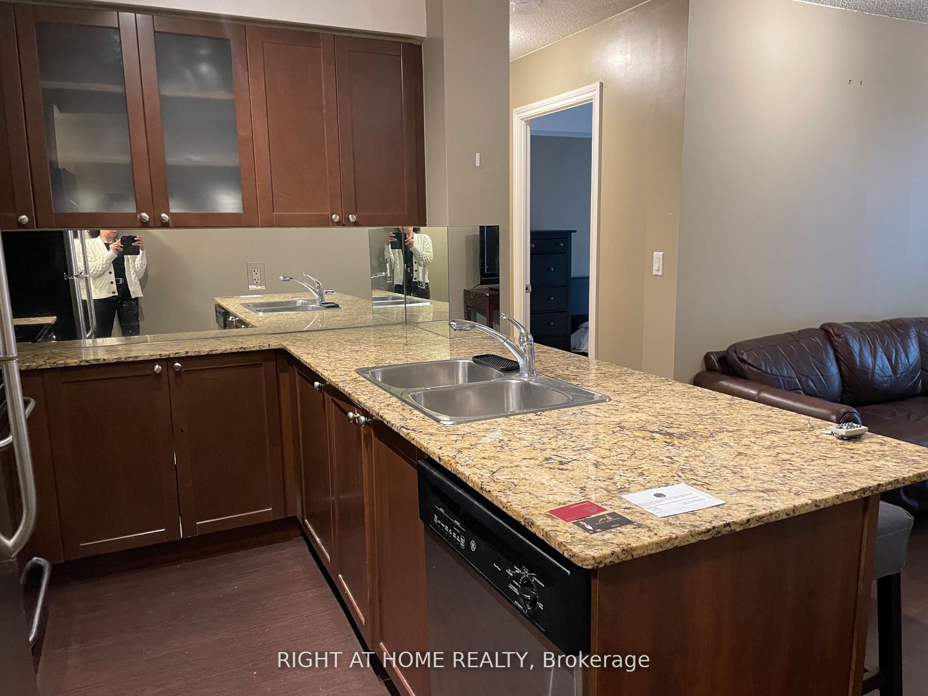Additional image 2 of 807-761 Bay Street, Toronto, ON, M5G 2R2