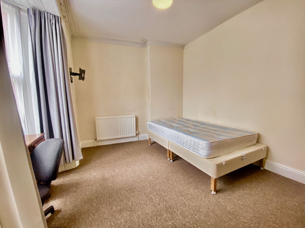 8 bed shared accommodation to rentQueens Square, Aberystwyth, Cardiganshire SY23 photo 3