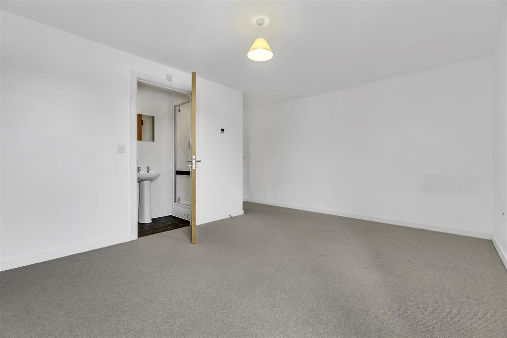 Additional image 10 of 5 bed property to rentSouthmead Road, Westbury-On-Trym, Bristol BS10