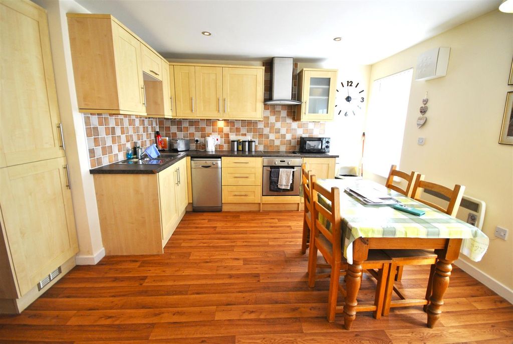Additional image 3 of 2 bed flat to rentWarren Street, Tenby SA70
