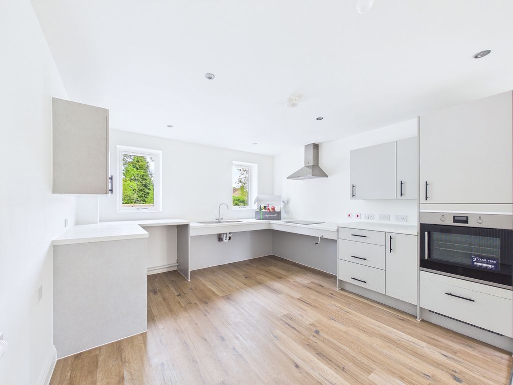 2 bed flat to rentBrook Close, Swindon SN3 photo 2