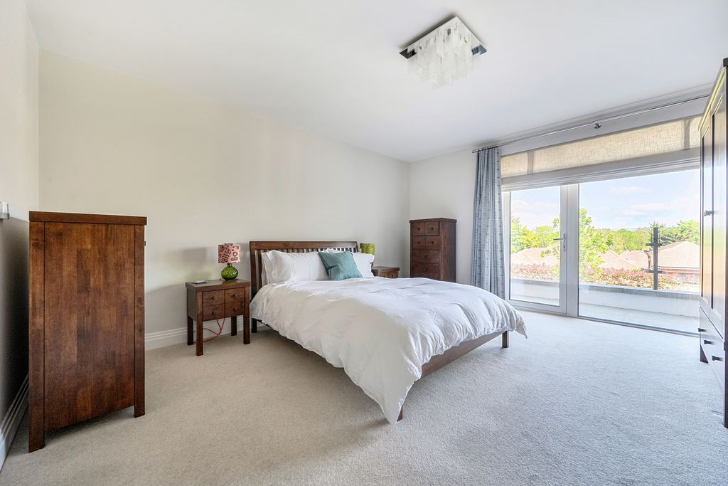 Additional image 5 of 3 bed flat for saleSouth Park Crescent, Gerrards Cross, Buckinghamshire SL9