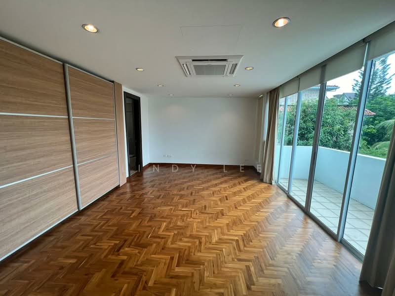 Rare Prime Location Elevated Two Storey with basement Good Class Bungalow for Rental photo 3