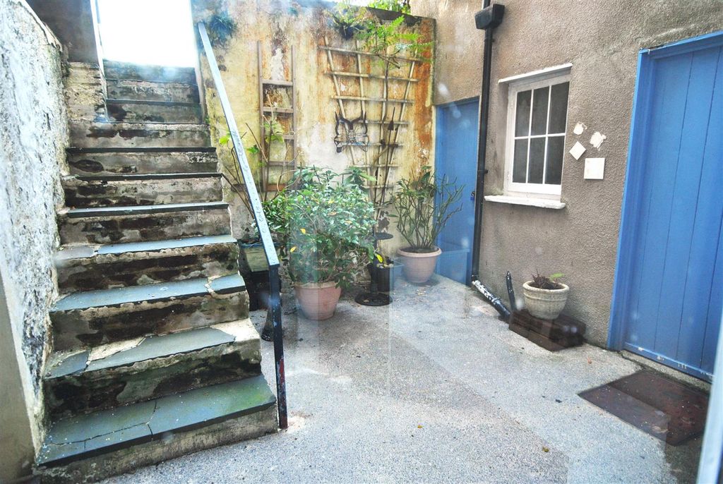 Additional image 5 of 2 bed flat to rentThe Esplanade, Tenby SA70