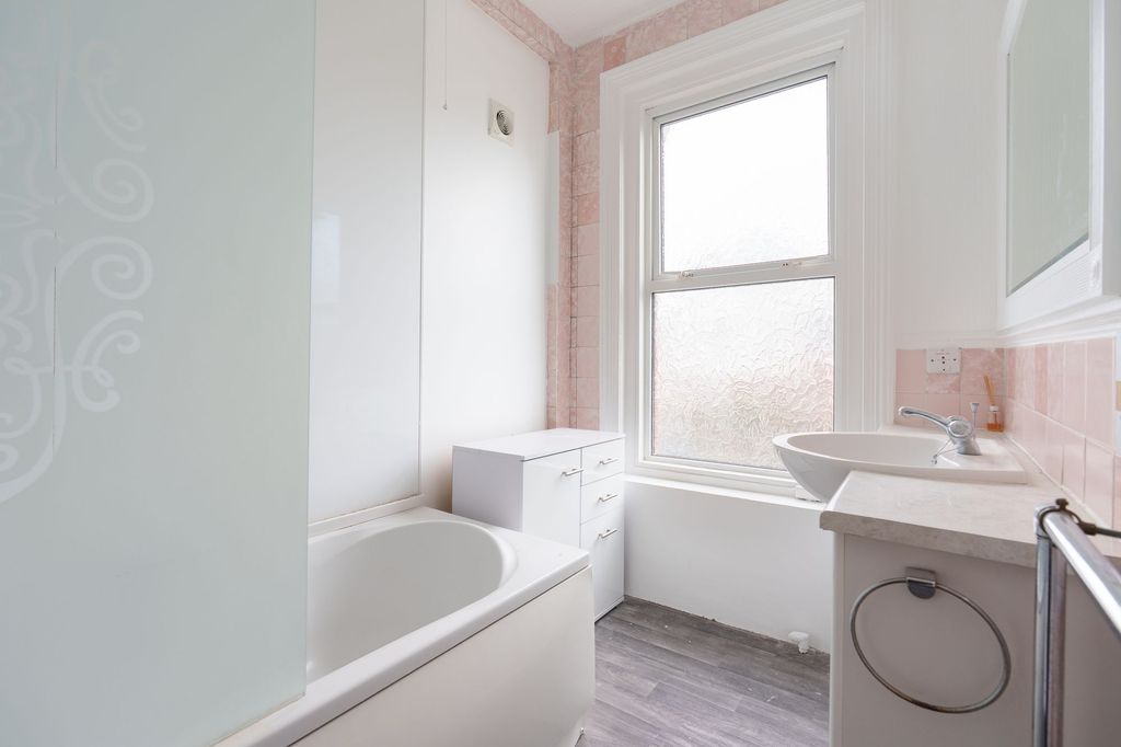 Additional image 4 of 6 bed flat to rentWilbury Crescent, Hove BN3
