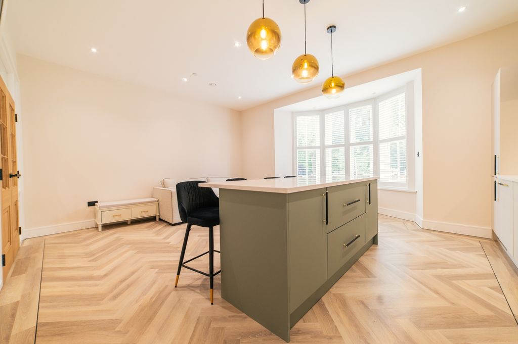 Additional image 3 of 3 bed flat to rentPark Place, City Centre CF10