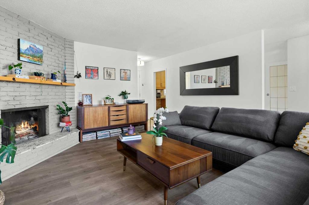 Additional image 2 of 20 Brampton Crescent SW, Calgary, AB, T2W 0Y4